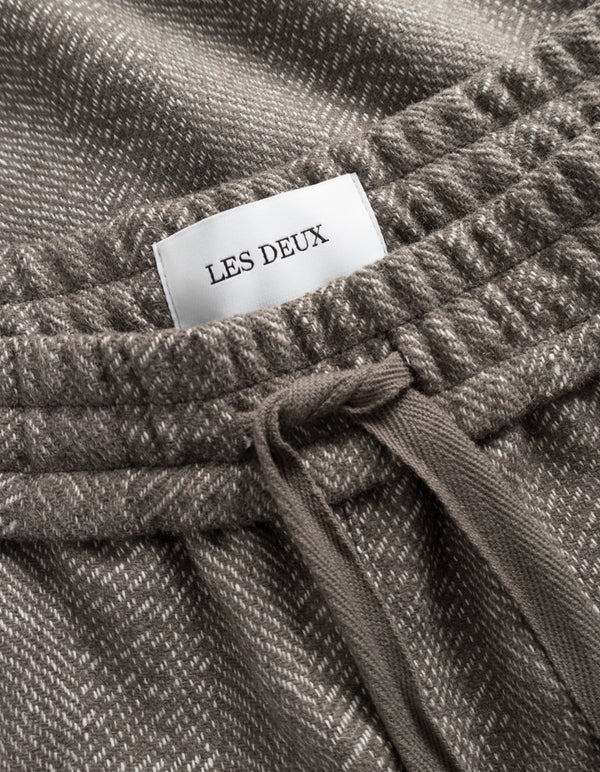 Les Deux Houston Herringbone Pant 'Light Grey/Light Desert Sand' - Image 4